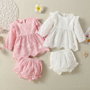 Bebê com conjunto Margarete de blusa em laise e calcinha combinando