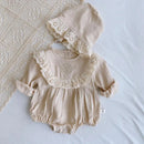 Romper com touca em algodão e linho para bebê, com manga longa e design delicado, ideal para o outono e primavera.