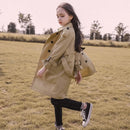 Vista completa do Trench Coat Amélia para meninas de 4 a 13 anos