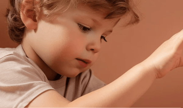 Compreendendo a Dermatite Têxtil: Um Guia para Prevenir Alergia às Roupas - Les Enfants
