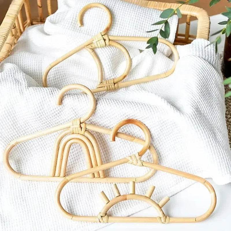 Cabides Infantis em Rattan – Formatos Arco-Íris, Sol e Lua