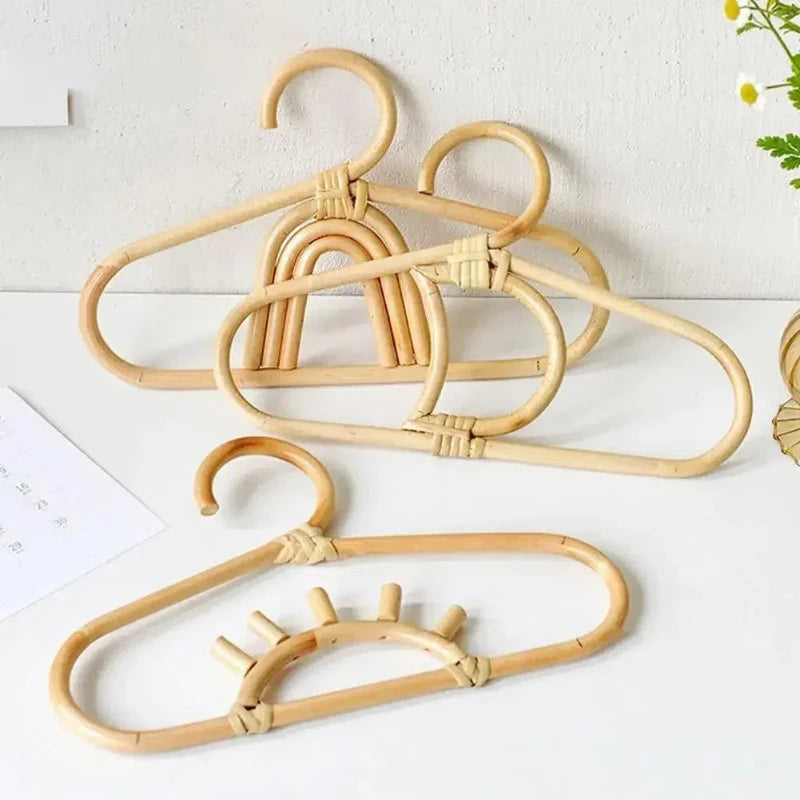 Cabides Infantis em Rattan – Formatos Arco-Íris, Sol e Lua