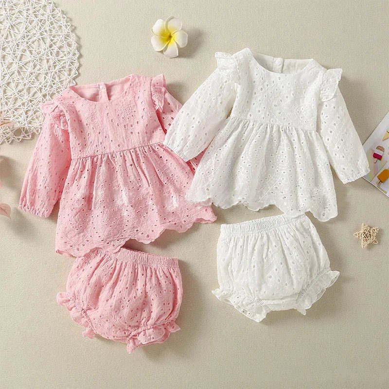 Bebê com conjunto Margarete de blusa em laise e calcinha combinando