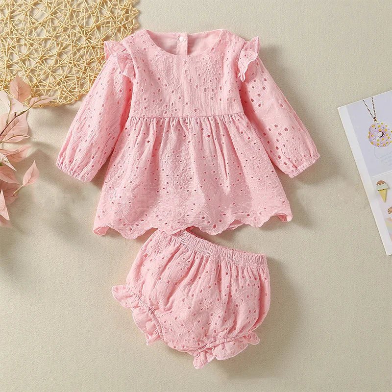 Vista frontal do conjunto Margarete em branco e rosa