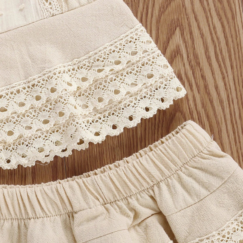 Detalhe da blusa em tecido leve com acabamento delicado