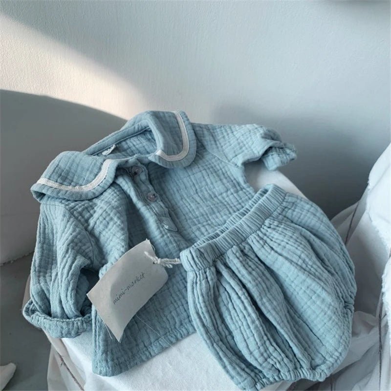 Detalhe da blusa com gola redonda e acabamento delicado