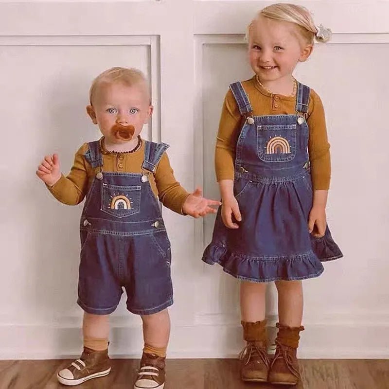 Jardineiras Jeans Rainbow – Boutique Infantil Les Enfants