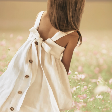 Menina com vestido branco no campo