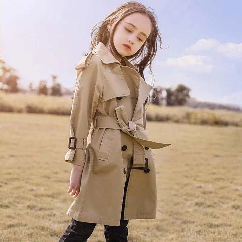 Trench coat infantil cáqui com gola virada e corte elegante